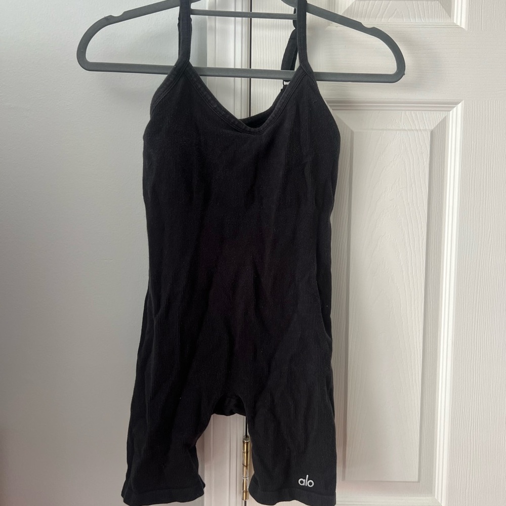 Women’s black alo yoga romper size small. In perfect condition